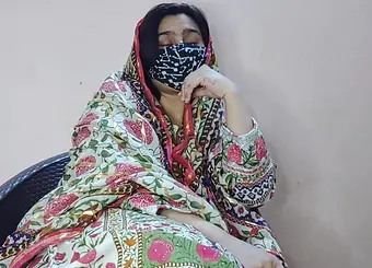 Bari Baji Ne Di Chote & Bhi Apni engage in steamy Hindi Desi sex with dirty talk and close-ups