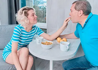 Playful babe rides an experienced dick for breakfast