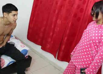 Hermanastro cachondo pierde su virginidad con su propia hermanastra en casa - Porno en español