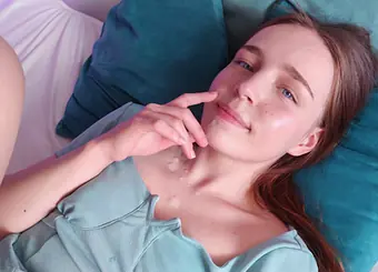 Romped en pige i en kjole og jizz på hendes ansigt